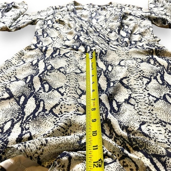 Arc & Co Long Sleeve Snakeskin Print Shortalls Romper Size Large - Picture 14 of 15